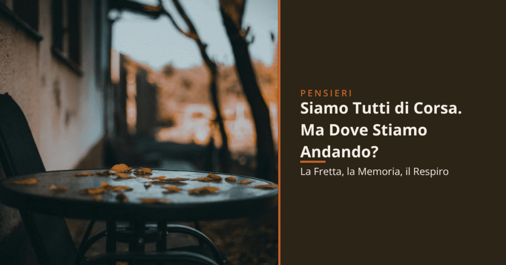 Tavolino rotondo all'aperto con foglie autunnali sparse e una sedia vuota, luce calda del tramonto, su cui si sovrappone il titolo dell'articolo "Siamo Tutti di Corsa. Ma Dove Stiamo Andando?"