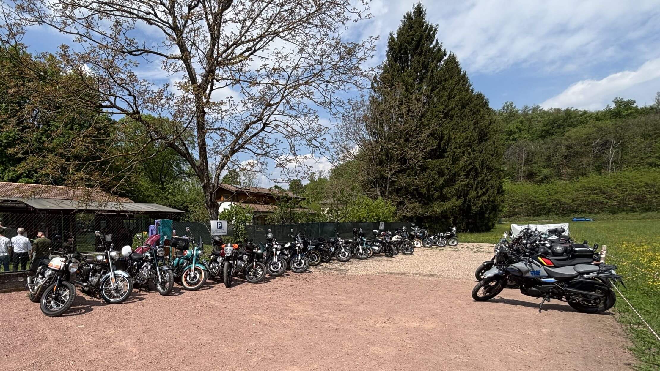 Moto Royal Enfield parcheggiate al ristorante La Vecchia Cunardo, raduno Spring Starter 2026
