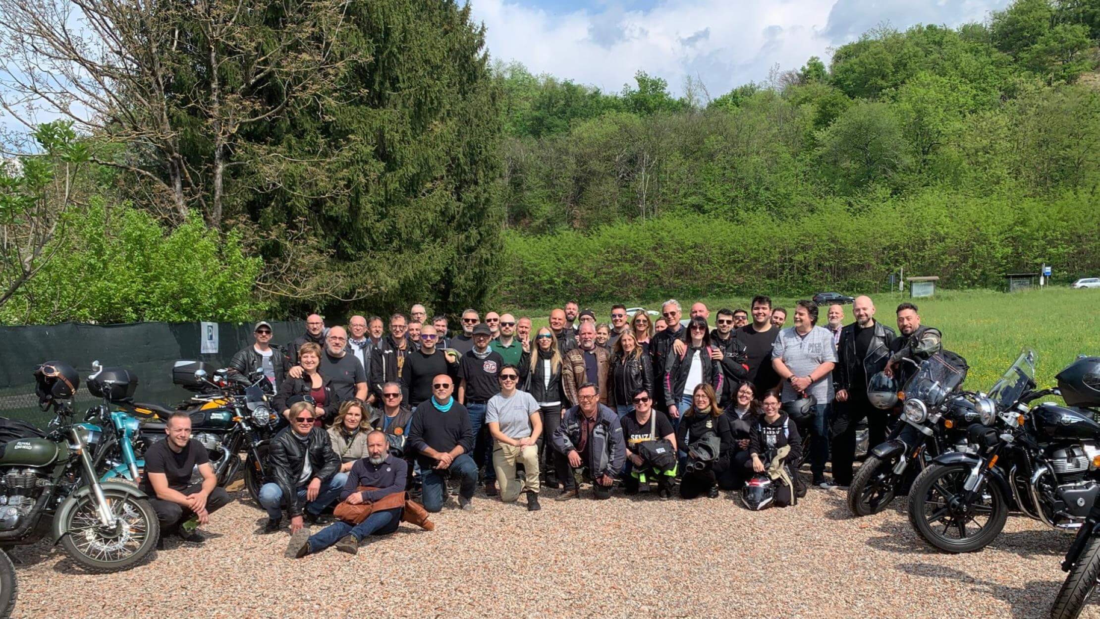 Foto di gruppo dei 54 partecipanti al raduno Royal Enfield Spring Starter 2026, Fornaci di Cunardo