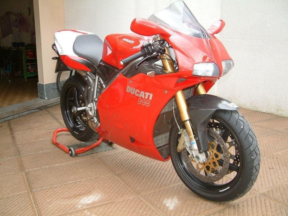Ducati 998 rossa in condizioni perfette — cura e rispetto per la moto