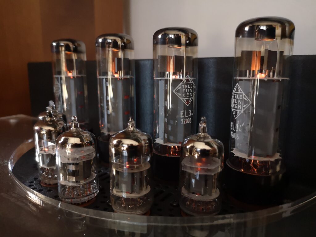 Valvole Telefunken EL34 illuminate su amplificatore valvolare — la cura delle cose che amiamo