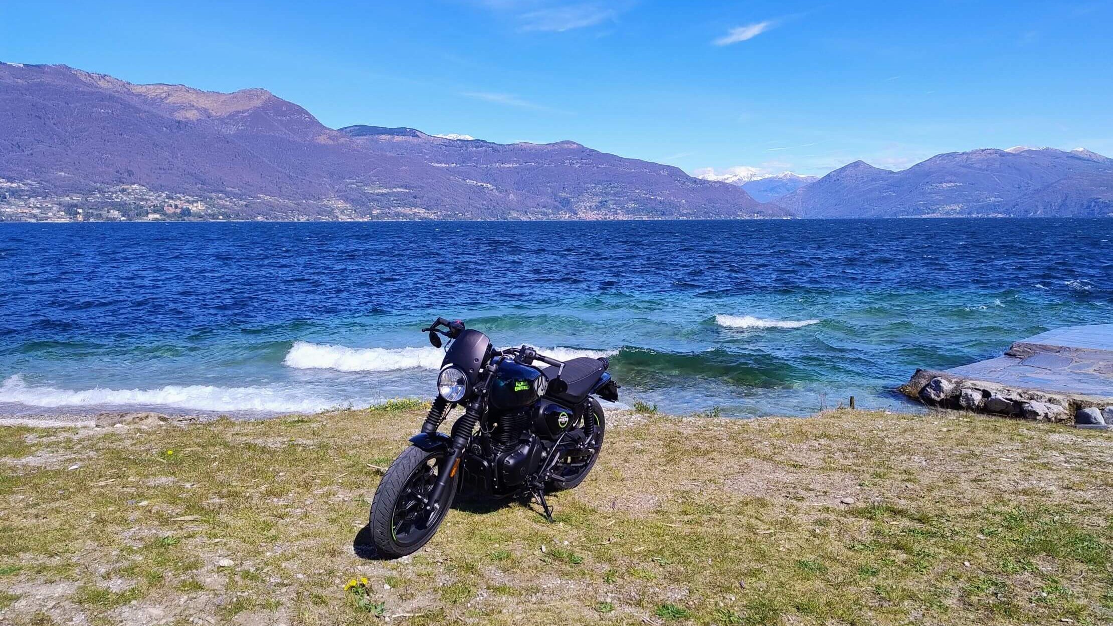 Vista del Lago Maggiore da Porto Valtravaglia con le Alpi sullo sfondo