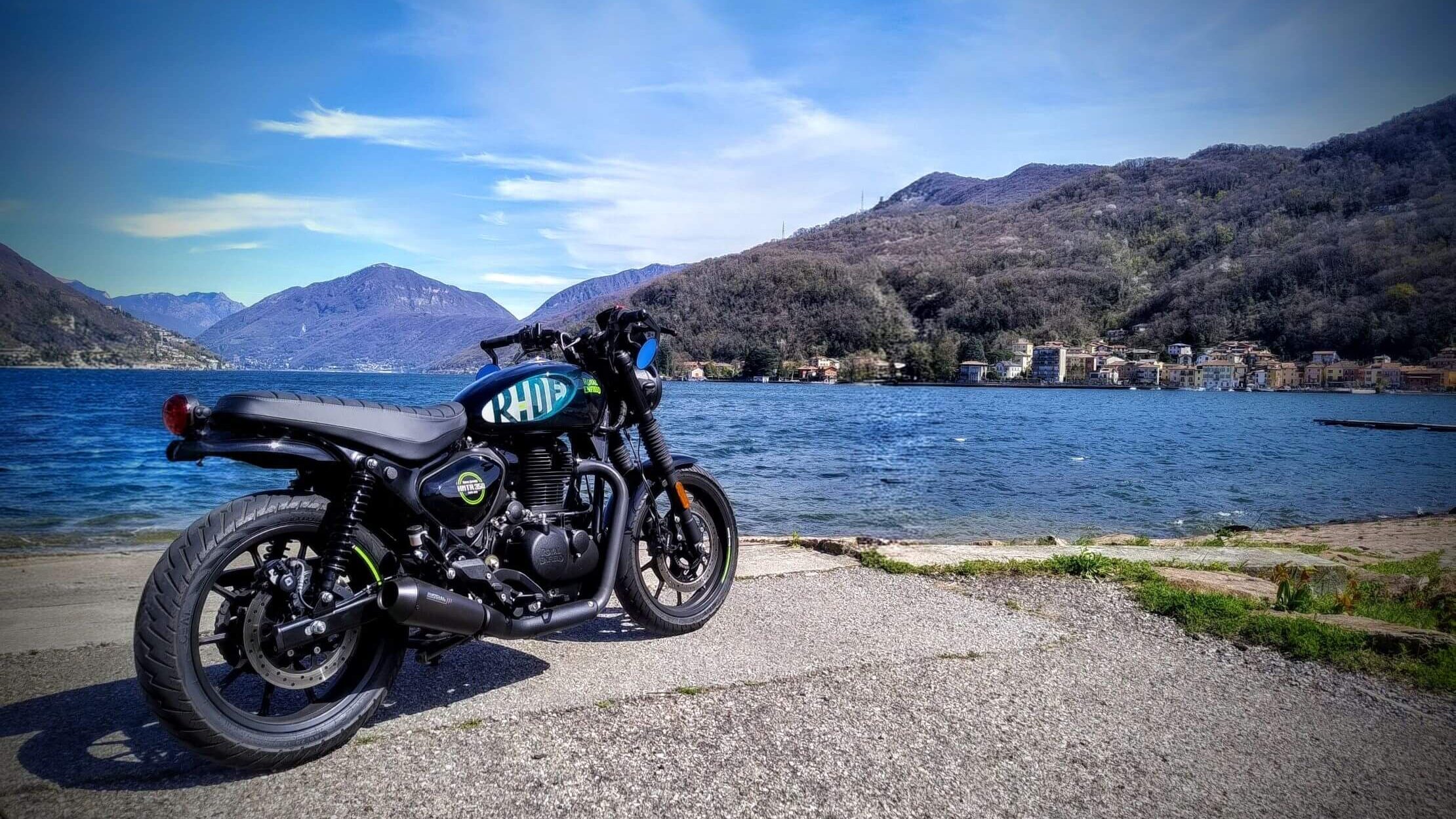 Royal Enfield sul lungolago di Porto Ceresio con vista sul Lago Ceresio